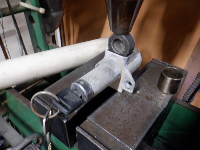 油圧プレスを利用して適当なカラーを置きはメインKEYを「ハンドルロック」させながら軽くプレスします。