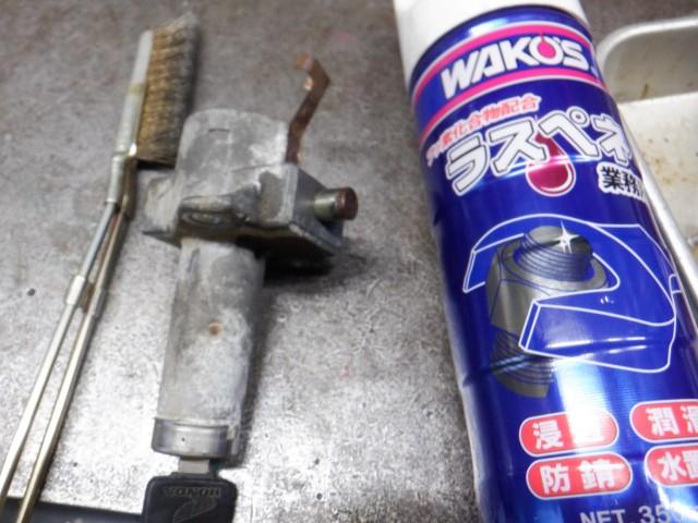 せり出てきた「ロックピン」の先端が錆で固着していますのでワイヤブラシで錆落としをロック機構に潤滑スプレーします。