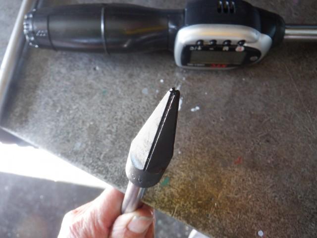 今回ドレンボルトを緩めるのに使用した特殊工具。先端に緩める方向に溝がありその「エッジ」が緩む方向へ食い込むのを利用してフォーク内のフリーピストン部下端を抑え込むのに役立ちます。いわゆる「回るナット」を抑え込んでドレンボルトを緩めることが可能になります。大事なのは食いつき力ですね。
