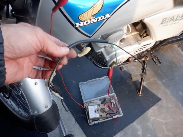 各部接点の導通はあるようです、ホーンの電源(黒配線)にも電源来ています、片方のホーン端子にワイヤコードをつけて車体に接触させると鳴りました。ということはホーンボタンからホーンへの配線が断線しています、外観は折れてるような所はないのですがよく見るとホーン近くの接続部が内部断線していました。
幸いそこを切っても配線は届くので新規配線を作成しなくとも無事にホーンが鳴りました。