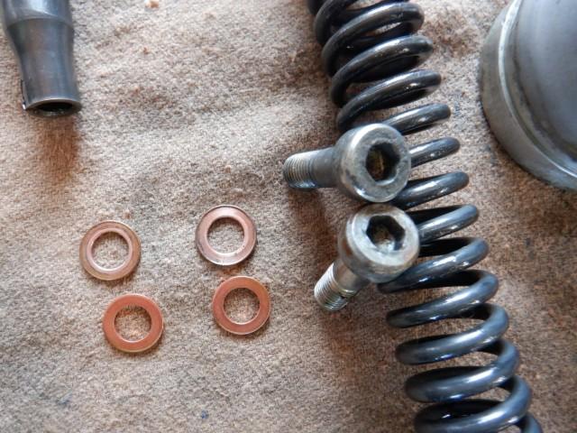 ドレンボルトが緩まなかった原因は前回に作業を行った方が犯人です。
ドレンボルトの銅PKは再使用厳禁です。写真の下が新品ですが再使用した為PKが「薄く」なった状態でかなりのトルクで締めこんでありショックドライバーでも緩みませんでした。おおよそ緩まないドレンボルトはショックドライバーの一撃で緩むことが多いのですが、、、今回はこのドレンワッシャの再使用とオーバートルクで「緩まない」状態になっていました。