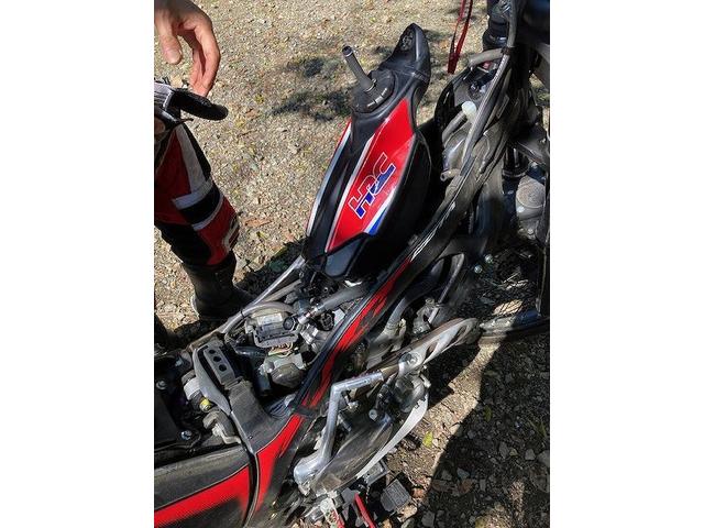 現地でフェルタンクを取り外した際にシリンダーヘッド上のインジェクター部取り付けボルトM6の片側が通常の力で緩みません。ショックドライバーが入らない狭い領域に取り付けてあるため強引に6角レンチを差し込みハンマーで一撃後に恐る恐る何とか緩めることが出来ました。