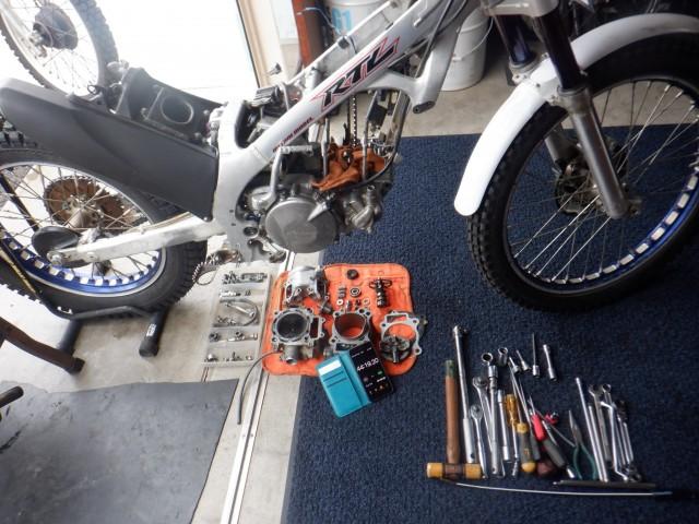 エンジンを降ろさなくても作業ができます。