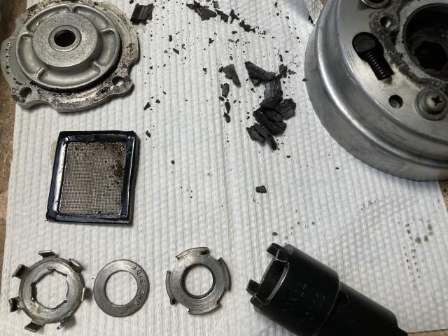 黒いモノがクラッチ板が摩耗した際にオイルに混じってクラッチ
ハウジングに溜まる構造です。