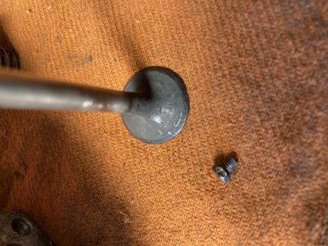 原因はこの小さなボルトが侵入したことでバルブシート付近に挟み込んでしまいステム部分から「曲がった」ことです
。