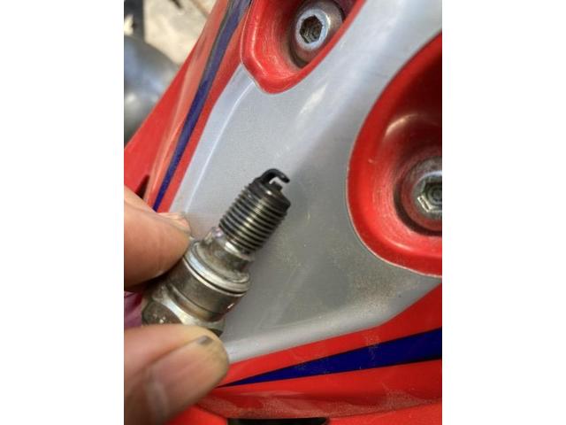 テスト走行後にスパークプラグ状態を再確認。
カーボン付着もなくきれいで理想的です。
