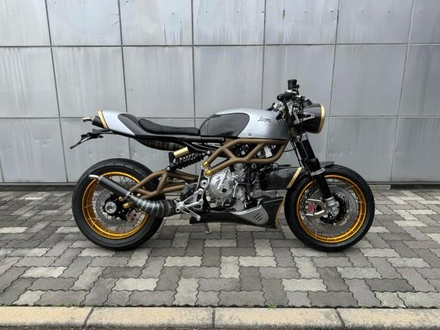 排気量249.5ccの2ストローク、挟角90度Vツイン、76馬力、車両重量120kg