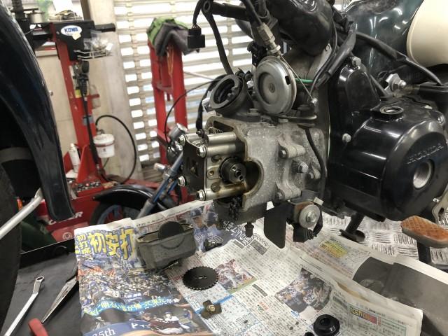 中古車予定のリトルカブを点検中です。34000kmほど走っております。エンジンに異音・異常はありませんが、腰上をばらして点検します!