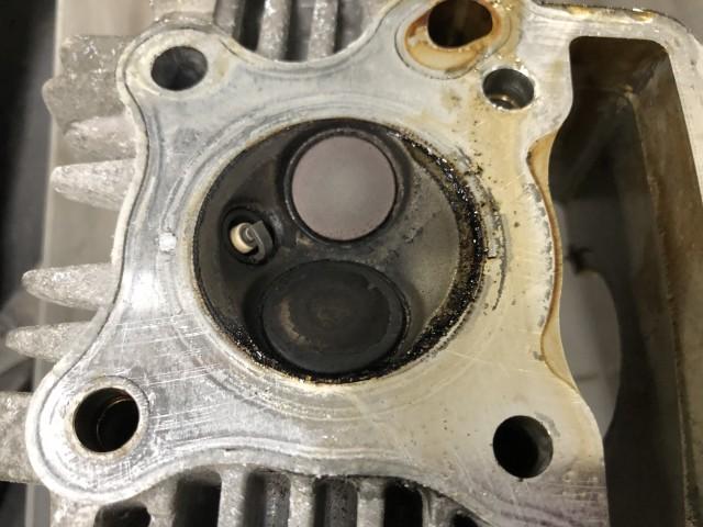 取り外したシリンダーヘッドの燃焼室側の図