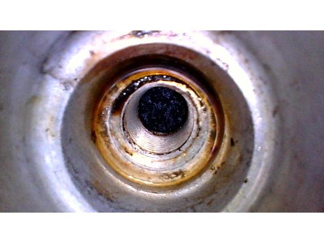 シリンダヘッドカバーガスケットからのオイルにじみとピストンのカーボン堆積