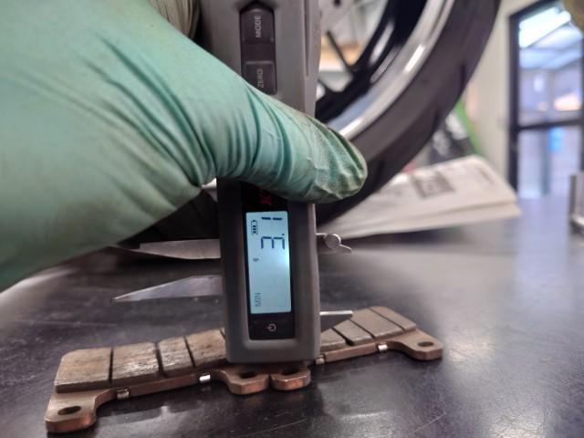 併せてパッド残量も専用機器にて測定しております。