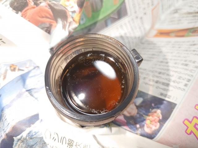 ブレーキフルードは2年毎の交換が推奨です。(交換前)茶色く変色し、底には汚れが溜まっています。だいたい5年変えないとABS本体が錆びや汚れで不調を起こし、20万円コースの修理となります。
