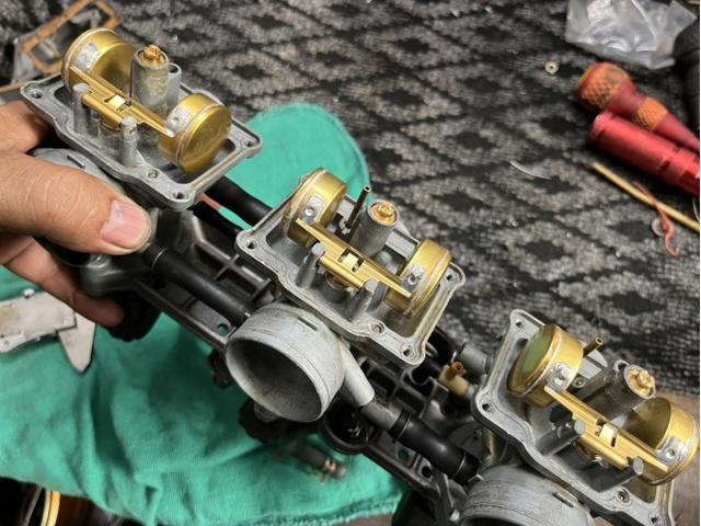 キャブレター内部も全て純正新品を使ってオーバーホールです