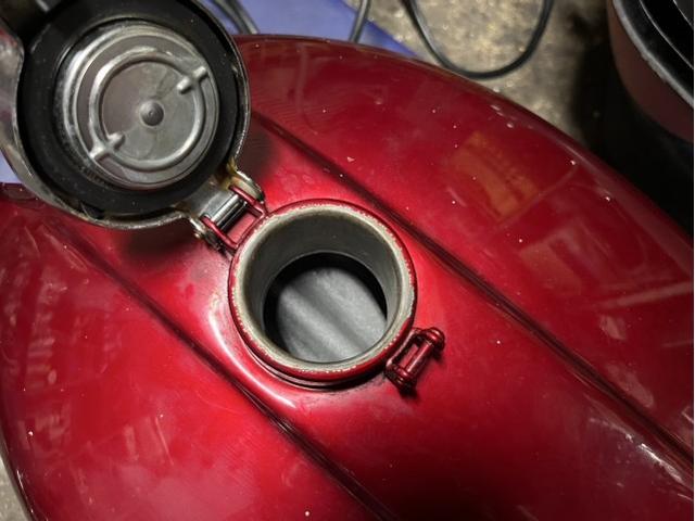 まず錆び取りコーティングしてからの全剥離でペイント準備に入ります