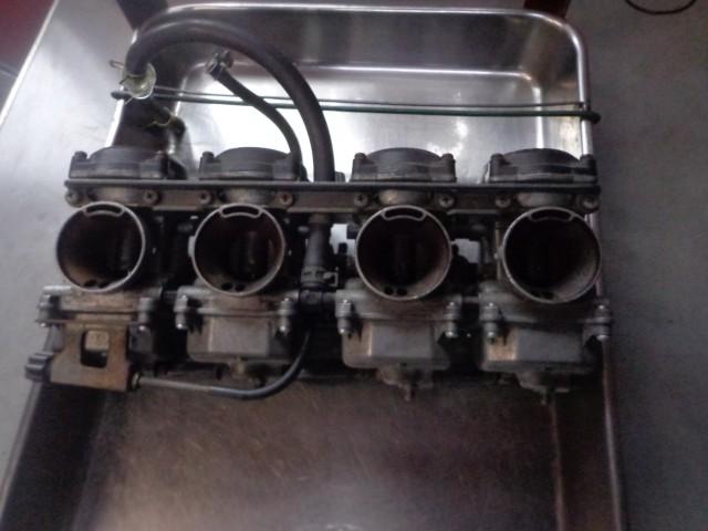 まずはキャブレターを外して洗浄から