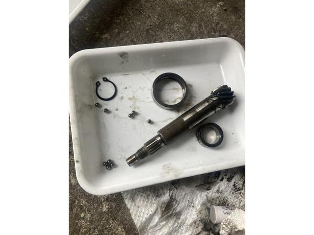 プライマリーのシャフトを外すとベアリングの内輪と外輪、保持器がバラバラになってしまいました。
今回のはギアが痛んでいないか、よ〜く見る必要があります。