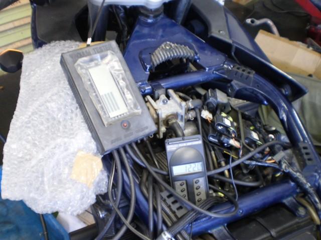 排気ガス規制の最後のキャブレータ搭載車の為、バキューム装置の付
いた特殊な構造なっております。単純な4キャブの調整とは少し
違う為、正しい手順が必要です。