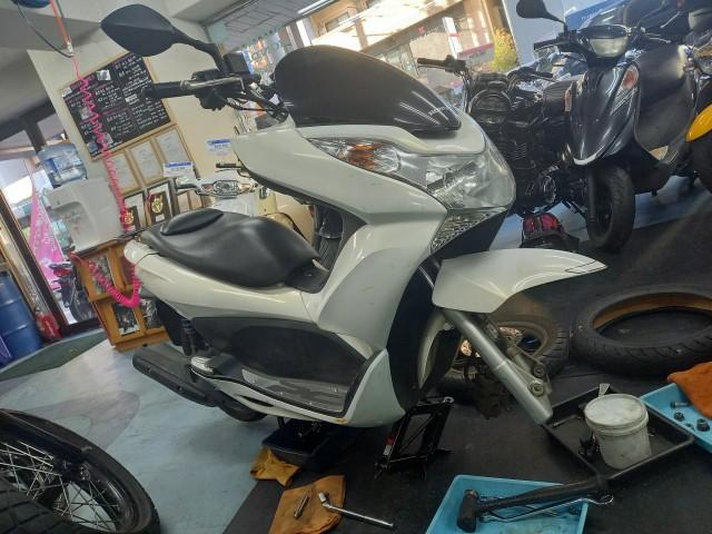 PCX125のタイヤ交換【福岡市中央区】（バイクショップＳｔｒａｔｅｇｙ福岡本店の作業実績  2023/01/12）｜バイクの整備・メンテナンス・修理なら【グーバイク】