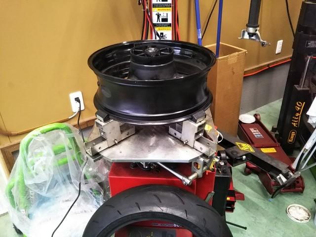 車検のタイミングで前後タイヤ交換を行いました。タイヤ持ち込みも対応いたします。