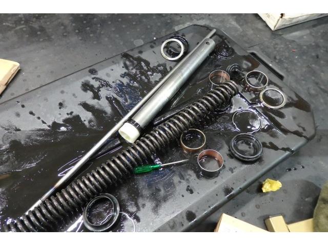 ハーレーダビッドソンファットボブのフロントフォーク分解