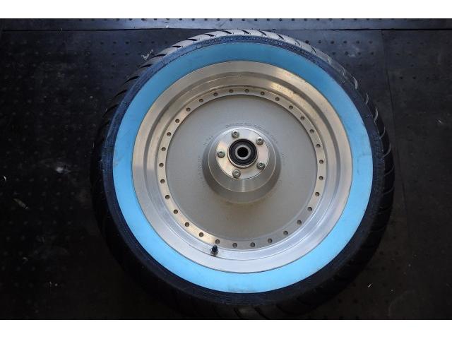 新しいタイヤを履いたファットボーイのホイール