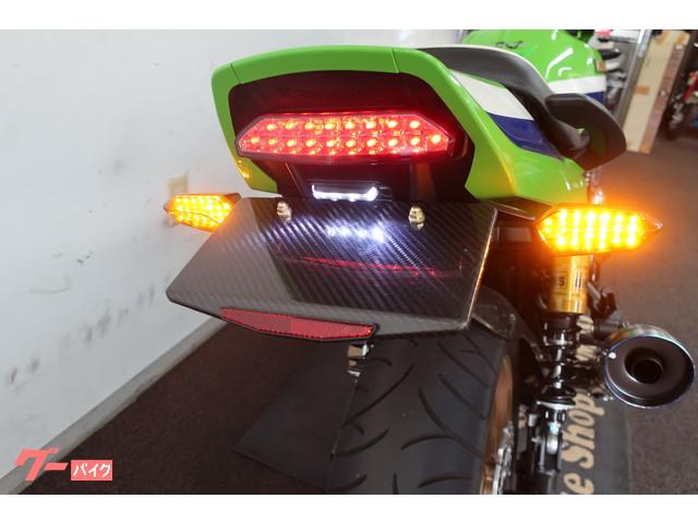 スモークテールレンズやウインカーもLEDに変更!ナンバープレートカバーもアクティブ製カーボンです! スモークテールレンズやウインカーもLEDに変更!ナンバープレートカバーもアクティブ製カーボンです!