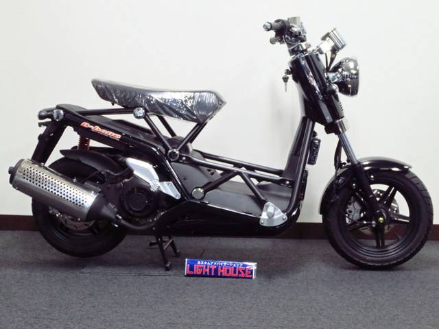 ●オイルクーラー付の油冷4サイクル4バルブ125ccエンジンを搭載● ●オイルクーラー付の油冷4サイクル4バルブ125ccエンジンを搭載●