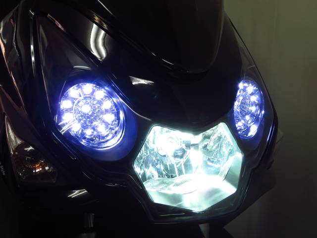 タイガーアイと呼ばれる2連リング式のLEDポジションランプ 別途オプションであるHIDヘッドライト タイガーアイと呼ばれる2連リング式のLEDポジションランプ 別途オプションであるHIDヘッドライト