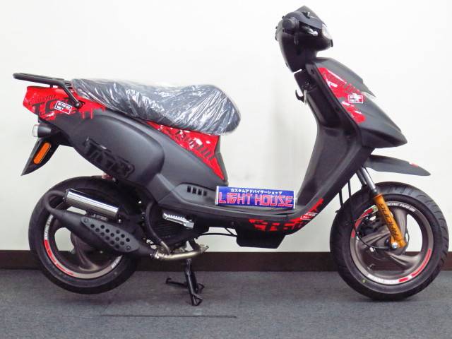 ●125ccクラス並みの 大柄のボディに パワフルな 規制前の 2サイクル50ccエンジンを搭載● ●125ccクラス並みの 大柄のボディに パワフルな 規制前の 2サイクル50ccエンジンを搭載●