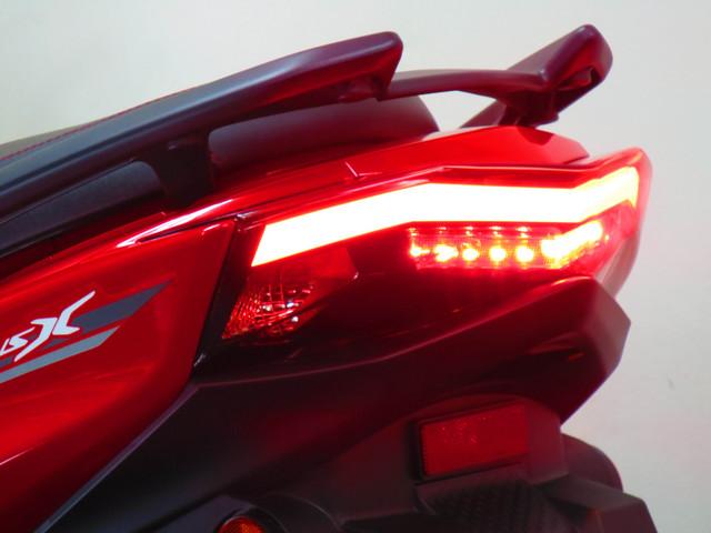 ●LEDとともに、光の方向を制御し効率を高める導光材料を新採用しデザイン性を高めました。● ●LEDとともに、光の方向を制御し効率を高める導光材料を新採用しデザイン性を高めました。●