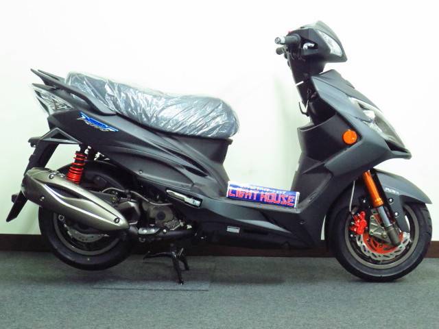 ●軽量でコンパクトな車体に パワフルな 17.6馬力の 水冷4バルブ180cc FIエンジンを搭載● ●軽量でコンパクトな車体に パワフルな 17.6馬力の 水冷4バルブ180cc FIエンジンを搭載●