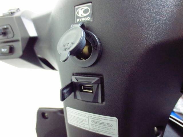 ●新採用のUSB充電ポートを標準装備しております 12Vアクセサリーソケットも装備● ●新採用のUSB充電ポートを標準装備しております 12Vアクセサリーソケットも装備●