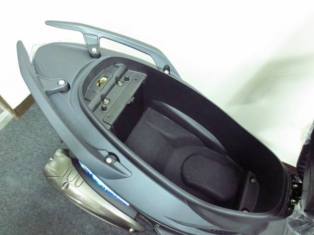 ●流行のスプリットタイプのリヤウイング、フルフェイスヘルメットが余裕で入るメットインスペース● ●流行のスプリットタイプのリヤウイング、フルフェイスヘルメットが余裕で入るメットインスペース●