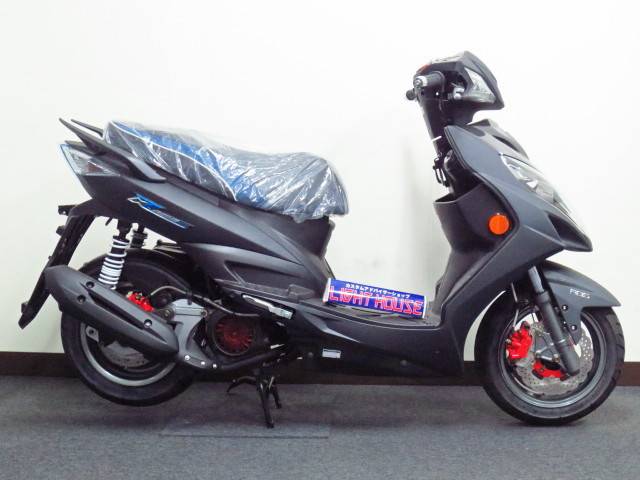 軽量でコンパクトな車体に パワフルな 14馬力の 4バルブ150cc FIエンジンを搭載 軽量でコンパクトな車体に パワフルな 14馬力の 4バルブ150cc FIエンジンを搭載