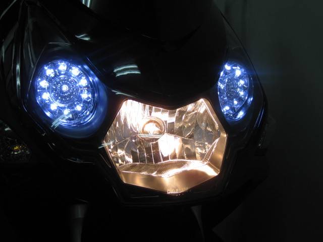 ●LED2連リング式のポジションランプを採用しています(タイガーアイ)● ●LED2連リング式のポジションランプを採用しています(タイガーアイ)●