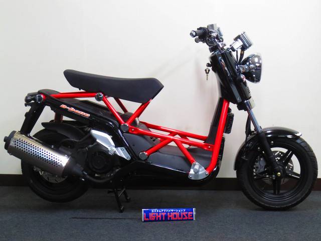 ●オイルクーラー付の油冷4サイクル4バルブ125ccエンジンを搭載● ●オイルクーラー付の油冷4サイクル4バルブ125ccエンジンを搭載●