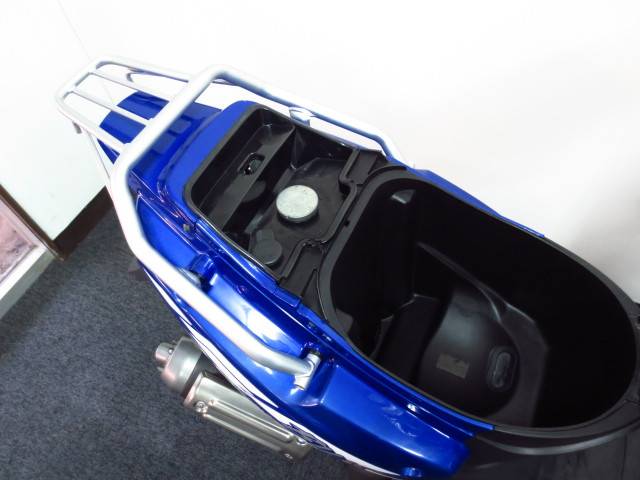 ● フルフェイスが入るメットインスペース ● ● フルフェイスが入るメットインスペース ●
