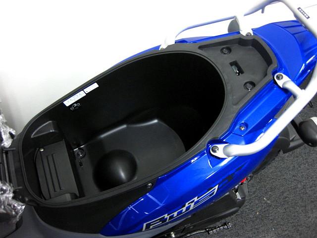 ● フルフェイスヘルメットが余裕で入るメットイン ● リヤキャリア標準装備 ● ● フルフェイスヘルメットが余裕で入るメットイン ● リヤキャリア標準装備 ●