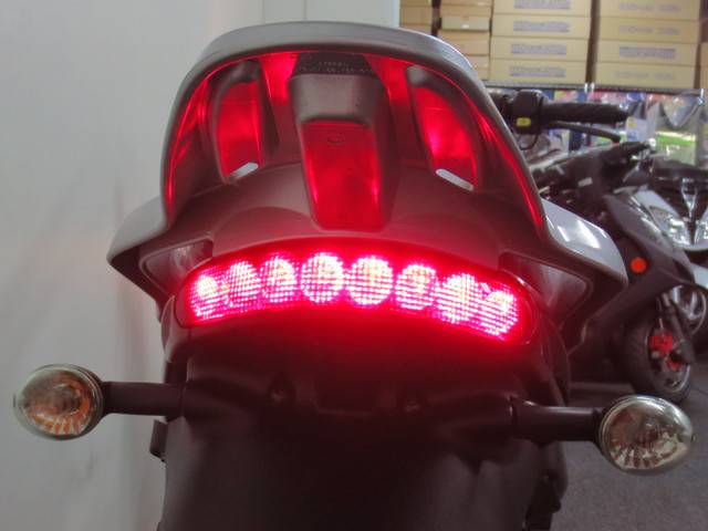 ●スタイリッシュな 横 8連式の LEDテールランプ● ●スタイリッシュな 横 8連式の LEDテールランプ●
