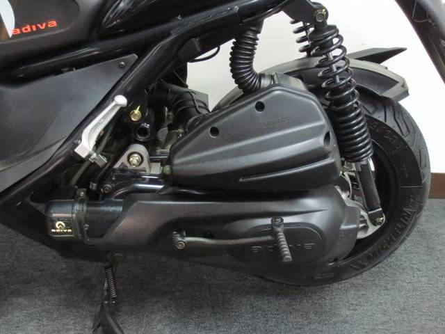 ● 最近のバイクには 無くなりつつある キックペダル付きです ● ● 最近のバイクには 無くなりつつある キックペダル付きです ●