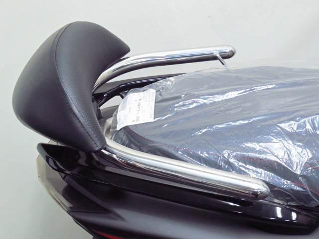 ● 大型バックレスト付のステンレス製タンデムバー ● ● 大型バックレスト付のステンレス製タンデムバー ●