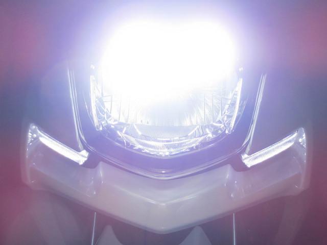 ●HID並みの明るさを 実現したバッテリーにも優しい 最新式の LEDヘッドライト● ●HID並みの明るさを 実現したバッテリーにも優しい 最新式の LEDヘッドライト●