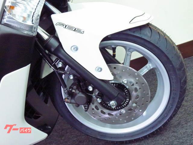 急なブレーキでも 安全性の高い ABS(アンチ ロック ブレーキ システム)を標準装備 ◇ 急なブレーキでも 安全性の高い ABS(アンチ ロック ブレーキ システム)を標準装備 ◇