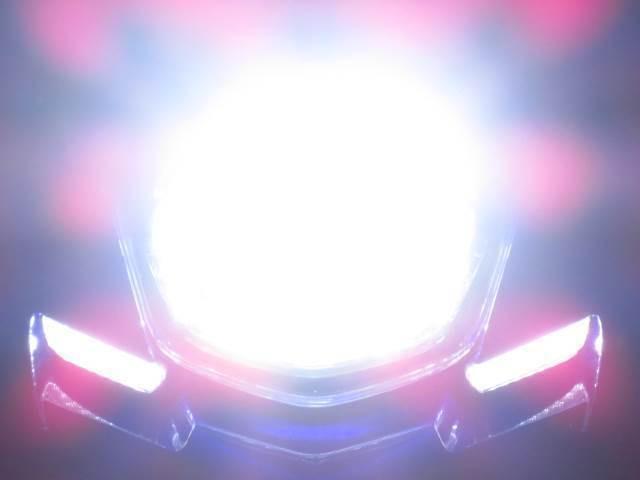 ●HID 並みの明るさを 実現した バッテリーにも優しい 最新式の LEDヘッドライト● ●HID 並みの明るさを 実現した バッテリーにも優しい 最新式の LEDヘッドライト●