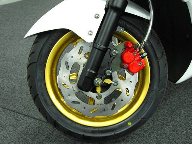 ●前後ディスクブレーキを装備● ●前後ディスクブレーキを装備●