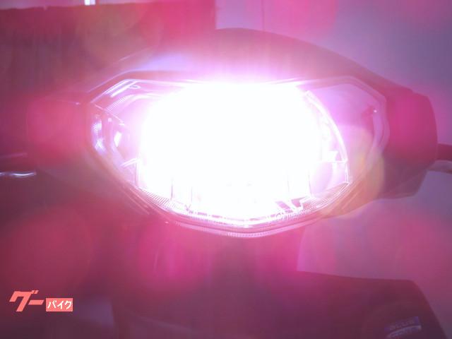 ● 白く光る LEDヘッドライトをセット ● ● 白く光る LEDヘッドライトをセット ●