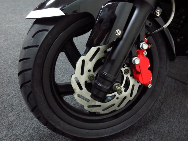 13インチアルミキャストホールを採用、ブレーキシステムにはフロントに大径ウェーブディスクを採用 13インチアルミキャストホールを採用、ブレーキシステムにはフロントに大径ウェーブディスクを採用