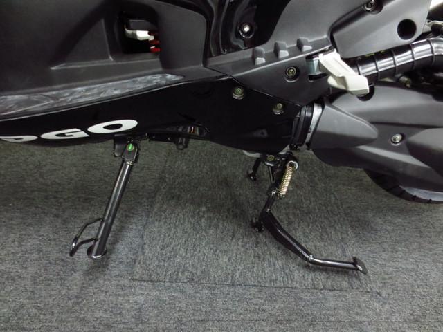 折りたたみ式のタンデムバーを新採用 サイドスタンドも標準装備 折りたたみ式のタンデムバーを新採用 サイドスタンドも標準装備