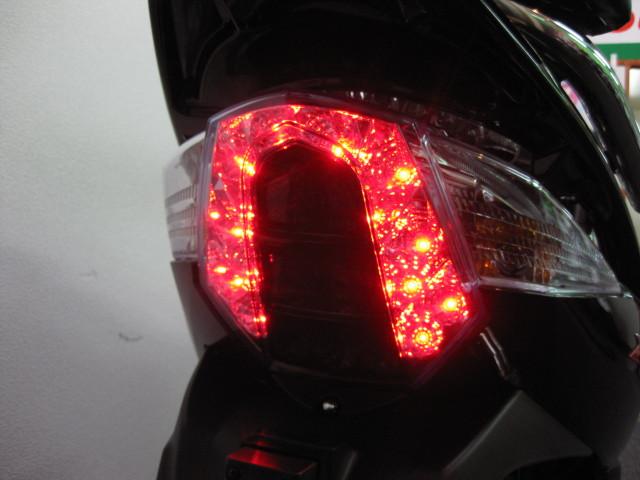 ●視認性に優れた LEDテール ● ●視認性に優れた LEDテール ●