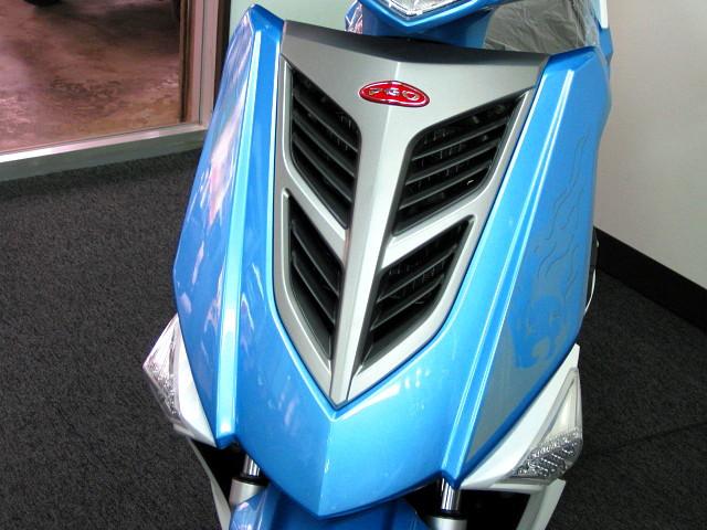 ●水冷エンジンの証しである大型のラジエーターを採用しております● ●水冷エンジンの証しである大型のラジエーターを採用しております●